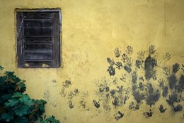 Archipel-des-Comores;-Empreintes-de-mains;-Fenêtre;-France;-Habitat;-Jaune;-Kaleidos;-Kaleidos-images;-La-parole-à-limage;-Laurent-Abad;-Mayotte;-Mur;-Océan-Indien;-Stories-Pictures;-Texture;-Volet